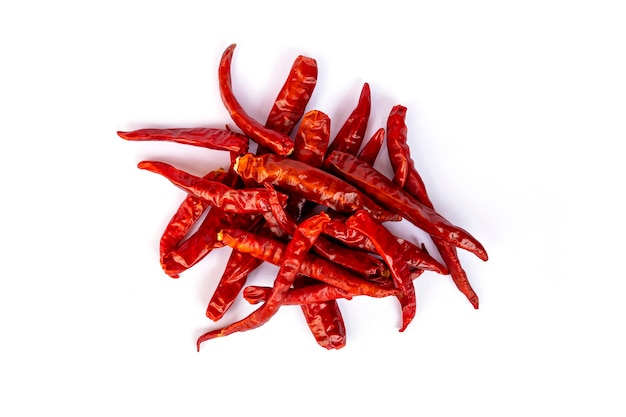 Getrocknete rote Chilis oder rote Chilischoten auf weißem Hintergrund.