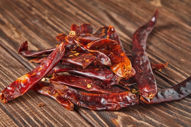 Getrocknete rote Paprika auf hölzernen Vintage-Hintergrund