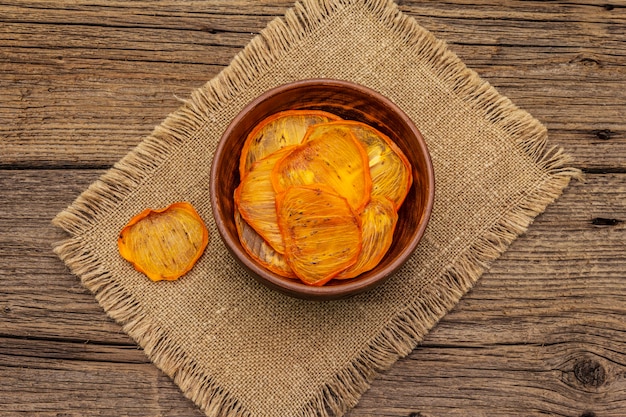 Getrocknete Scheiben der Persimone in der Schüssel. Fruchtsnack, Konzept der gesunden Ernährung