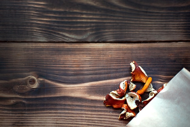 Getrocknete Stücke Pilzfliegenpilz auf dem Tisch aus der Verpackung. Natürliche Mikrodosis, Mikrogramm psychedelischer, therapeutischer Betäubungsmittel in giftigem Amanita muscaria. Mikrodosierung, psychotrop