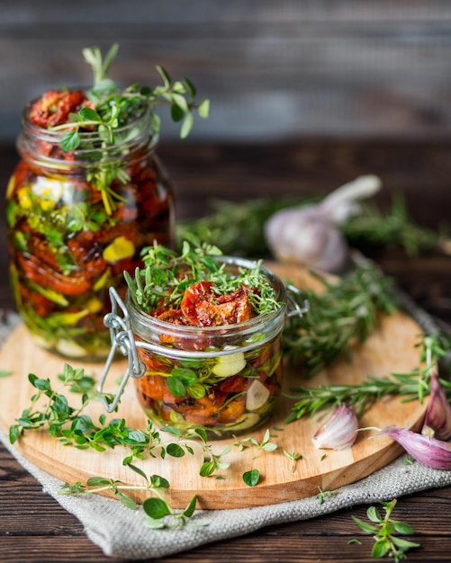 Getrocknete Tomaten mit Kräutern und Gewürzen Saisonale Vorspeise aus Gemüse Rosmarin-Knoblauch-Thymian