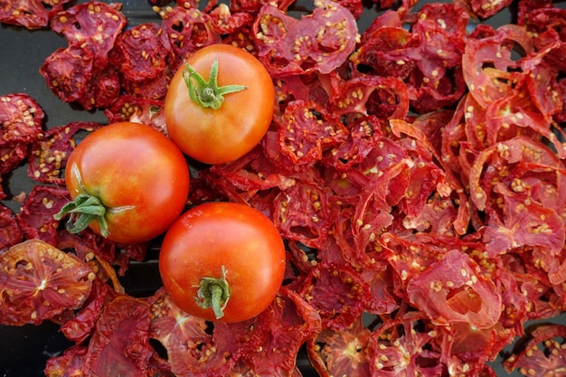 Getrocknete Tomaten Trocknen von Tomaten in der natürlichen Sonnennahrung getrocknet
