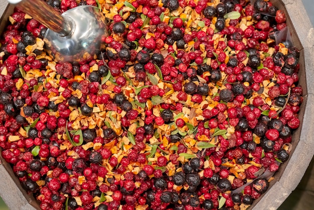 Getrocknete Waldbeeren in einem Fass.