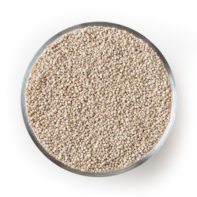 Getrocknete weiße Quinoa-Samen in Glasschüssel isoliert auf weißem Hintergrund mit Beschneidungspfad