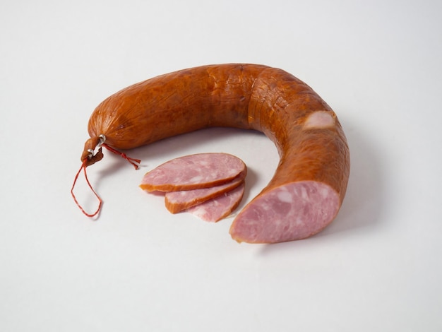 Getrocknete Wurst auf einem weißen, isolierten Hintergrund