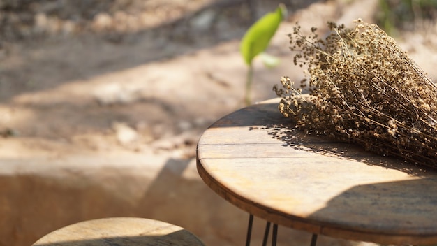 Getrockneter Blumenstrauß auf Holztisch auf der Terrasse