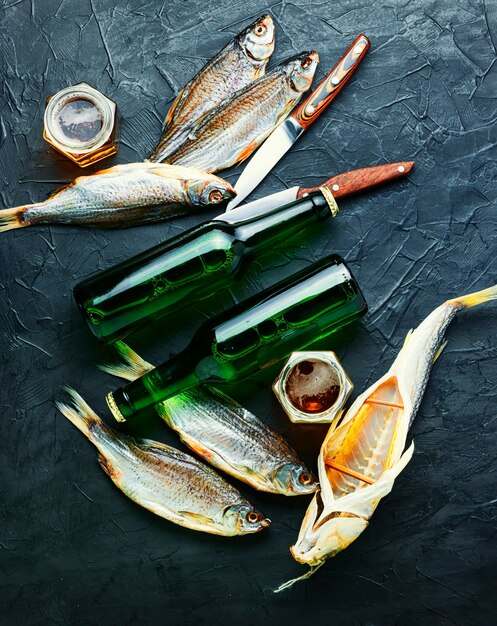 Getrockneter Fisch auf dem Tisch, salziger trockener Seefisch für Bier