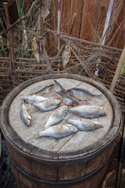 Getrockneter Fisch liegt auf einem Holzfass