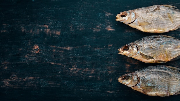 Getrockneter gesalzener Fisch Snack für Bier Taranka Auf einem hölzernen Hintergrund Freier Platz für Text Ansicht von oben