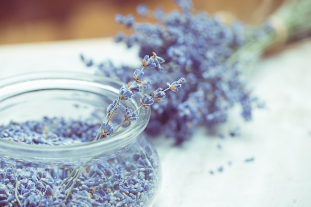 Getrockneter Lavendel auf dem Tisch