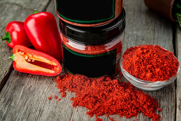 Getrockneter roter Paprika gegossen in eine Kiste zum Verkauf Getrocknete Gewürze