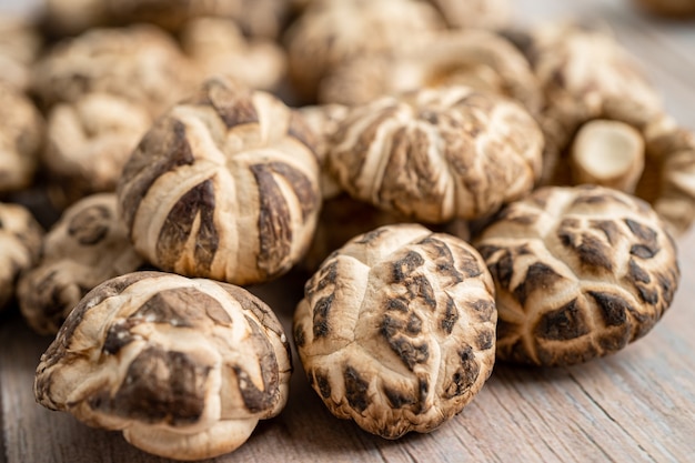 Getrockneter Shiitake-Pilz auf hölzernem Hintergrund. Gesundes Essen.