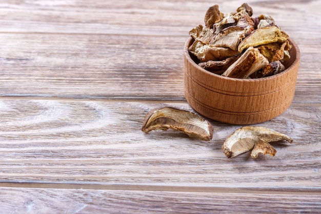 Getrockneter Steinpilz auf einem Holztisch.