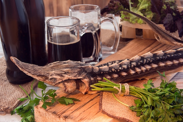 Getrockneter Stör mit dunklem Bier und Grüns