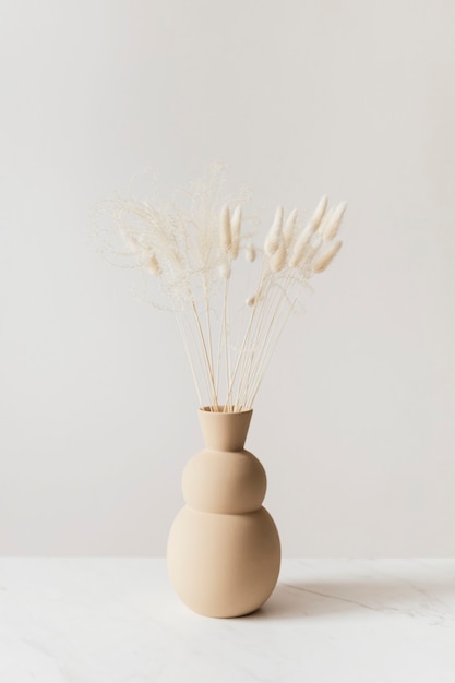Getrocknetes Bunny Tail Gras in einer braunen Vase