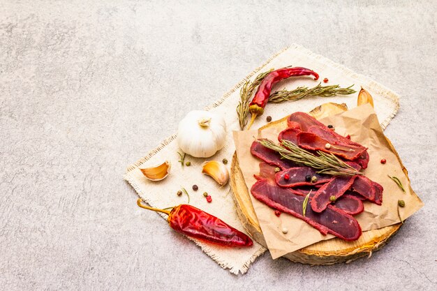 Getrocknetes Rinderfilet mit trockener Rosmarin-Paprika-Mischung, Chili und Knoblauch auf Vintage-Leinentuch