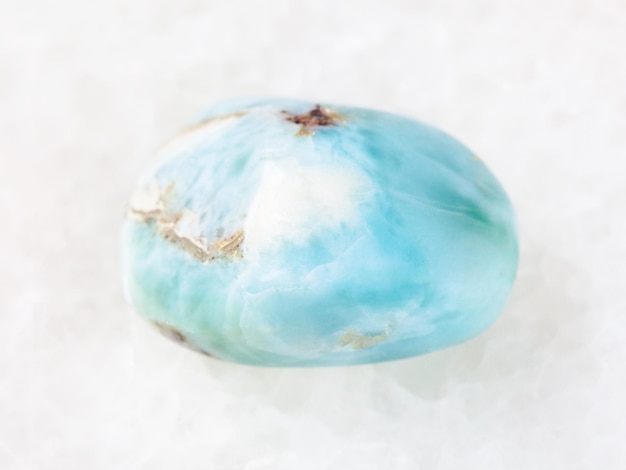 Getrommelter Larimar-Edelstein auf Weiß