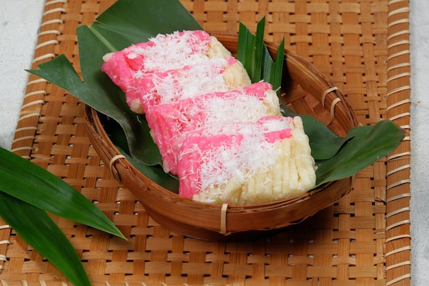 getuk indonesia bocadillos tradicionales hechos de yuca al vapor y coco rallado para cubrir