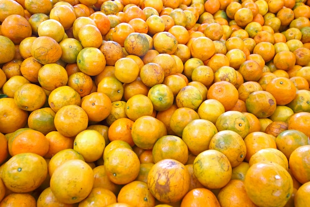 Gewachste orange Früchte und warten darauf, verpackt zu werden