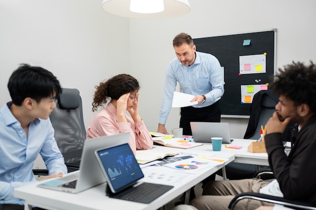 Foto gewalt am arbeitsplatz zwischen kollegen