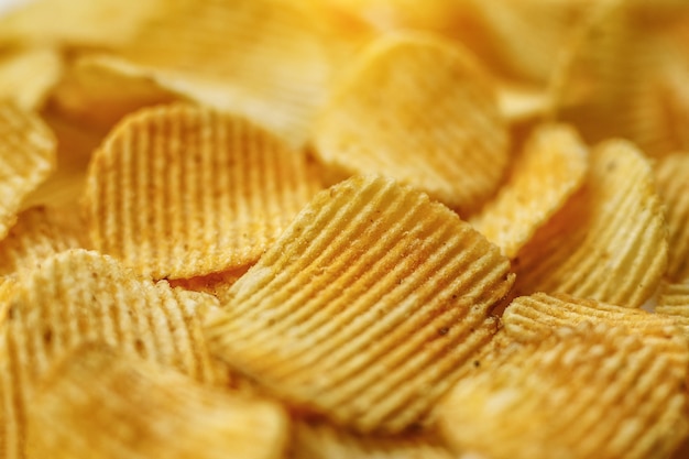 Gewellte kartoffelchips. lebensmittel textur hintergrund. ansicht von oben.