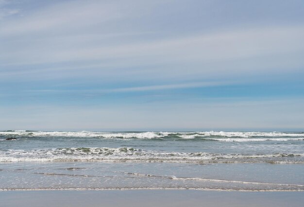 Gewelltes Meerwasser des Sommerstrandkonzepts des Urlaubs