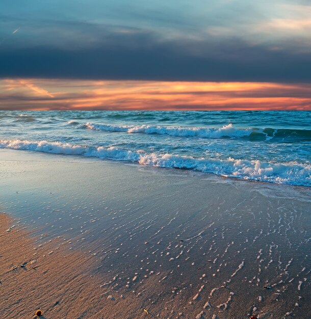 Gewelltes Ufer bei Sonnenuntergang in Sardinien