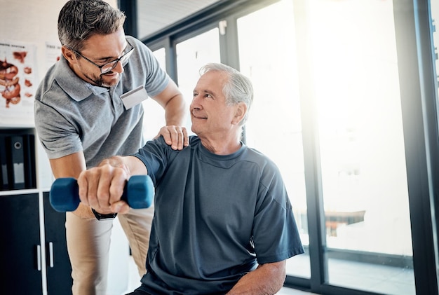 Gewicht älterer Mann und Physiotherapie mit Hilfe von Wellness und Kundenbewertung beim Arzt Konsultation Rehabilitation und Armübung aus der Physiotherapie und Genesung des Patienten mit Pflege