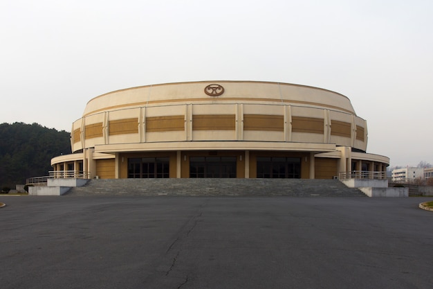 Gewichtheberhalle in der Pjöngjang-Sportstraße in Nordkorea. Halle wurde 1988 gebaut und hat 2000 Sitzplätze.