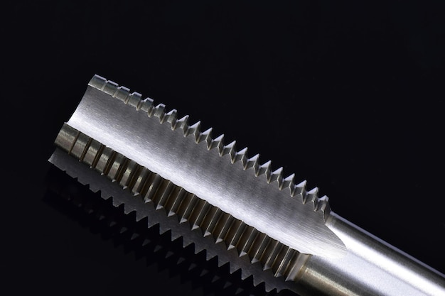 Gewindebohrer mit gerader Nut für CNC-Maschine Schneidwerkzeug Gewinde für rechte Schrauben herstellen Material Schnellarbeitsstahl Isolieren auf schwarzem Hintergrund