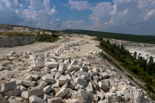 Gewinnung und Primärverarbeitung von Kalkstein und Gipsstein in einem Steinbruch