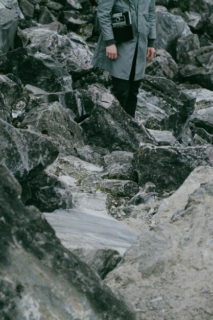 Gewinnung von blauem Marmor in Karelien. Ein Mann mit einer Vintage-Kamera steht an einem Marmorbergbaustandort.