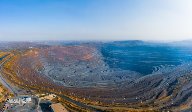 Gewinnung von Mineralien mit Hilfe spezieller Geräte im warmen Abendlicht in der malerischen Ukraine.