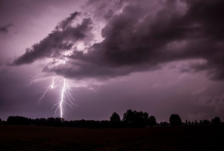 Foto gewitter am bewölkten himmel über der landschaft in der nacht