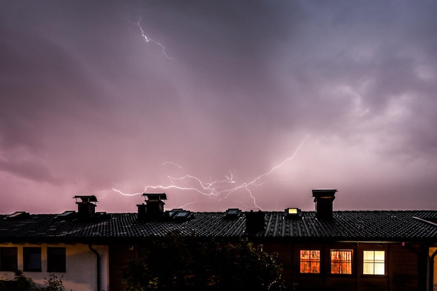 Gewitter in der Nacht Blitz über einem Dach eines Gebäudes