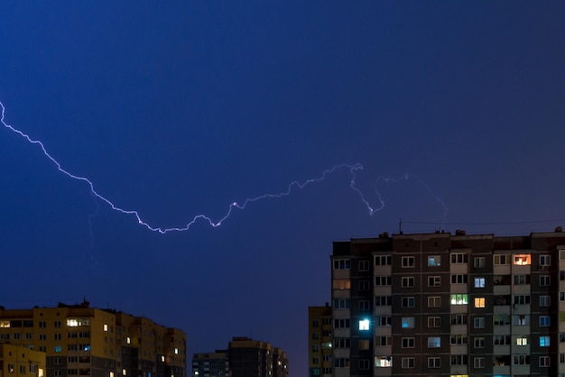 Foto gewitter mit blitzschlag über stadt momentblitz