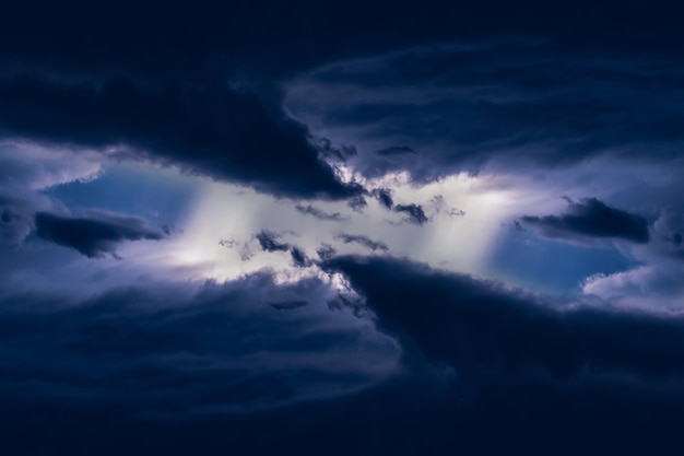 Gewitter sind massive Wolken mit Donner- und Blitzentladungen am Himmel