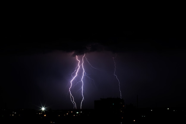 Gewitter über der Stadt in lila Licht.