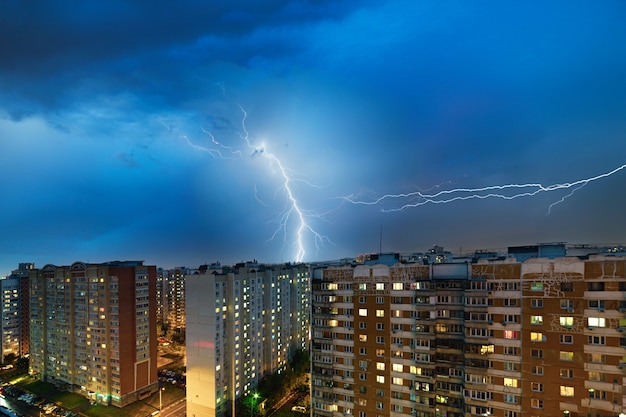 Gewitter und Blitz über der Stadt