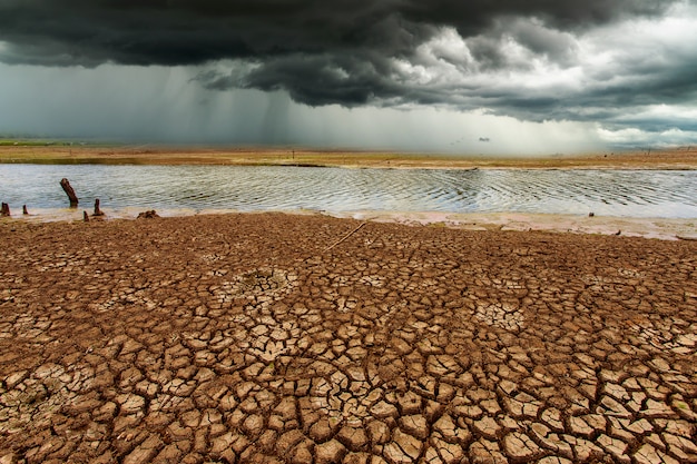 Gewitterhimmel regenwolken gebrochenes trockenes land ohne wasser