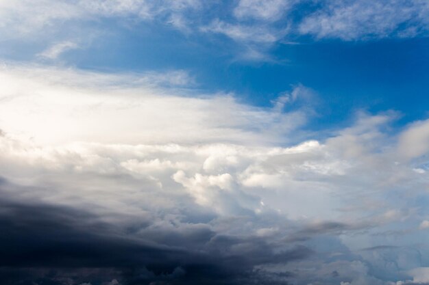 Gewitterhimmel Regenwolken und düsterer Himmel in Schwarz und Weiß