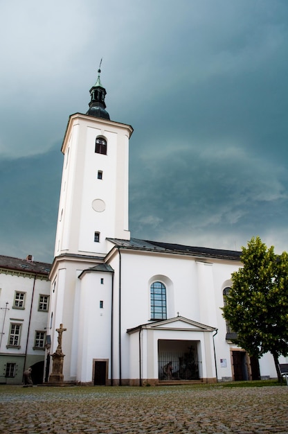 Gewitterhimmel über einer kleinen Kirche