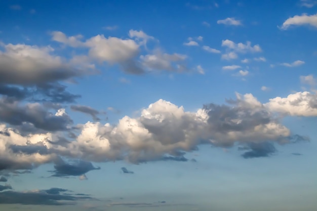 Gewitterwolken gegen den blauen Himmel Vorlage für Tapetenspanndecken