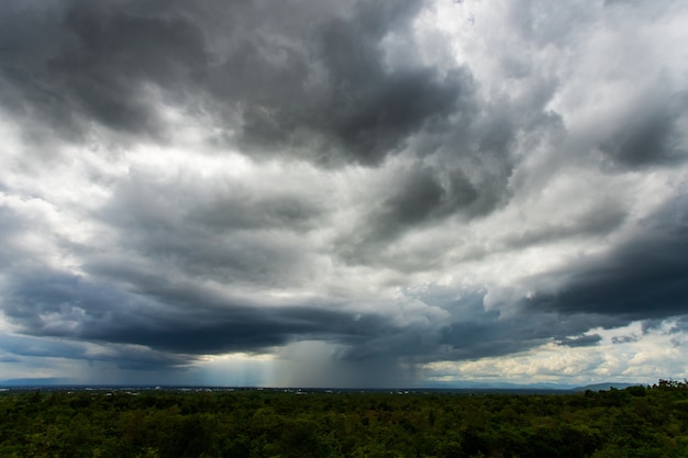 Foto gewitterwolken mit dem regen. natur umwelt dunkle riesige wolkenhimmel schwarze stürmische wolke