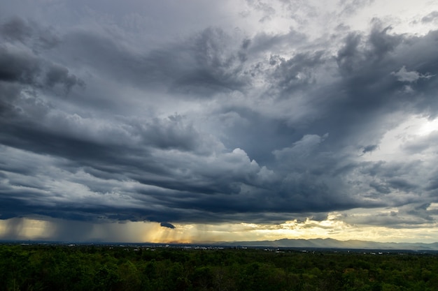 Gewitterwolken mit dem Regen. Natur Umwelt Dunkle riesige Wolkenhimmel schwarze stürmische Wolke