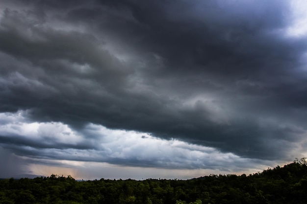 Gewitterwolken mit dem Regen