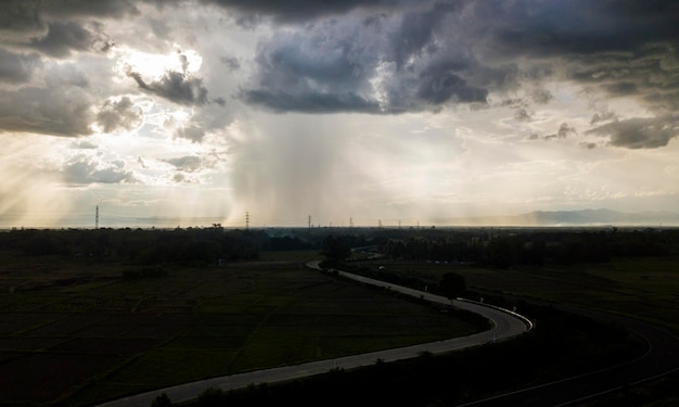 Gewitterwolken mit Regen Natur Umwelt Dunkle riesige Wolke Himmel schwarze stürmische Wolke