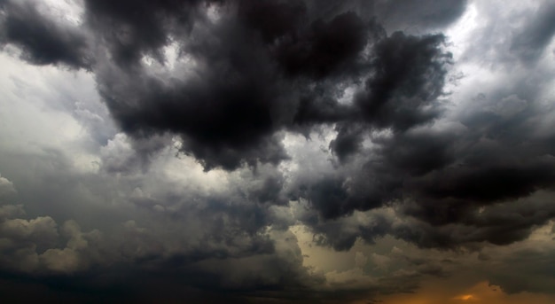 Gewitterwolken mit Regen Natur Umwelt Dunkle riesige Wolke Himmel schwarze stürmische Wolke