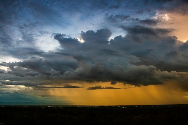 Gewitterwolken mit Regen Natur Umwelt Dunkle riesige Wolke Himmel schwarze stürmische Wolke