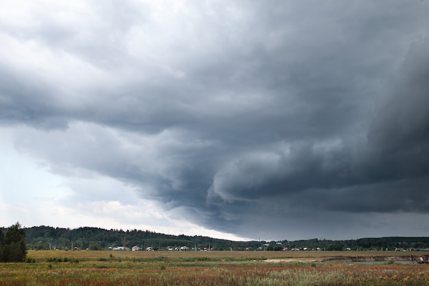 Gewitterwolken ragen auf der Stadt auf